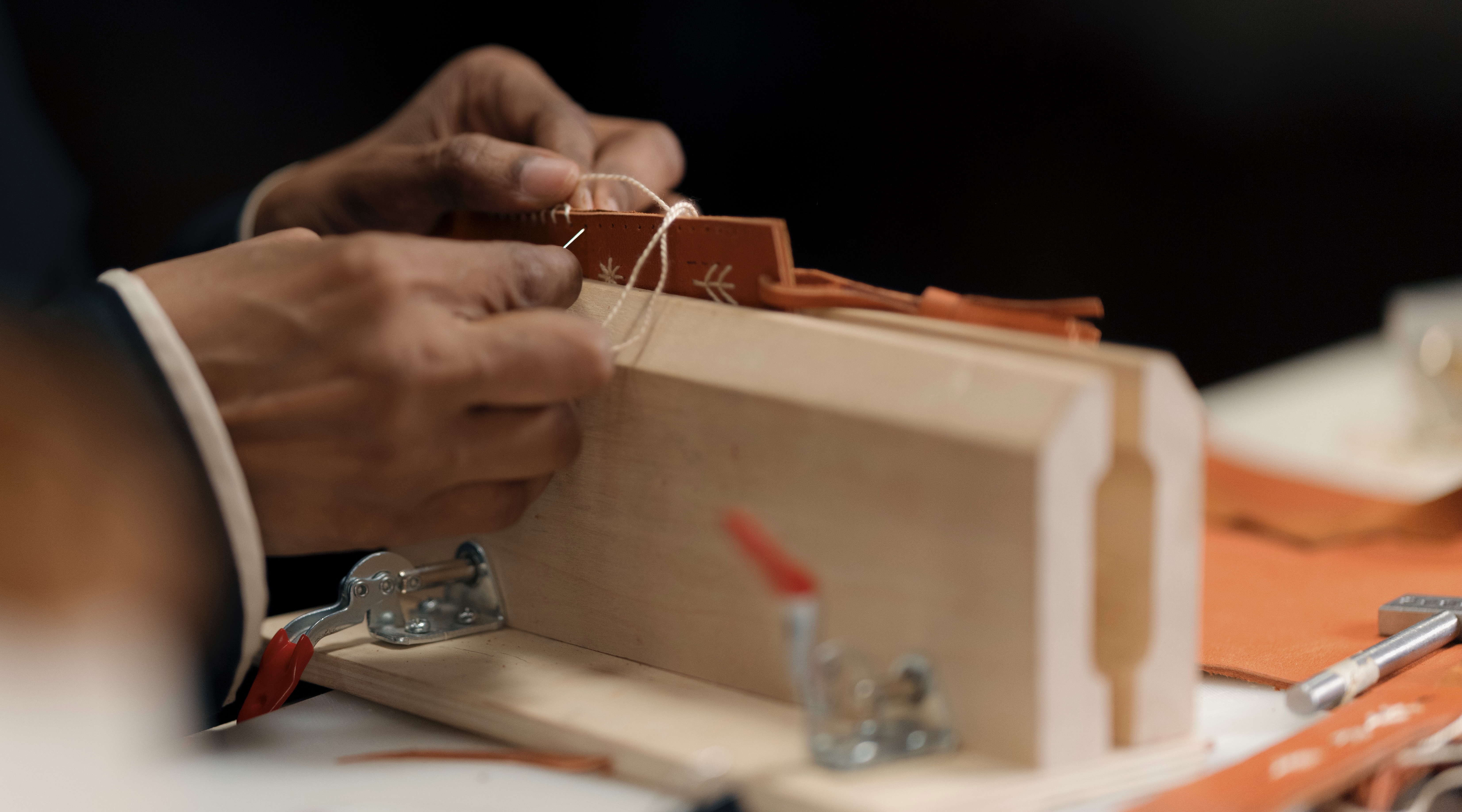 المشغولات الجلدية E-CE2303